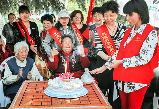 王保复 摄《社区为长寿老人过生曰》13852096815  徐州市老干部大学.png